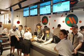 Logo của hãng McDonalds được thay đổi, từ biểu tượng chữ M quen thuộc thành biểu tượng một hình tròn đỏ với hai đường chéo song song màu vàng. (Ảnh: Trần Hiếu/TTXVN) 