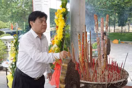 Ông Nguyễn Quốc Tuấn, Bí thư Đảng ủy, Giám đốc Cơ quan Thông tấn xã Việt Nam khu vực phía Nam dâng hương tại Nghĩa trang Liệt sỹ Đồi 82 (huyện Tân Biên, tỉnh Tây Ninh). (Ảnh: Thanh Tân/TTXVN) 