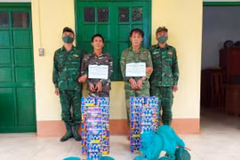 Hai đối tượng Cao Trọng Nghĩa (45 tuổi, trú tỉnh Quảng Bình) và Hoàng Văn Nghiệp (42 tuổi, trú tỉnh Yên Bái) cùng tang vật bị bắt giữ tại cơ quan chức năng. (Ảnh: TTXVN phát)