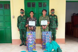 Hai đối tượng Cao Trọng Nghĩa (45 tuổi, trú tỉnh Quảng Bình) và Hoàng Văn Nghiệp (42 tuổi, trú tỉnh Yên Bái) cùng tang vật bị bắt giữ tại cơ quan chức năng. (Ảnh: TTXVN phát)