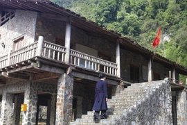 Khuổi Ky nổi tiếng với những ngôi nhà sàn làm bằng đá, vẫn giữ được vẻ đẹp nguyên sơ, mang dấu ấn thời nhà Mạc khi lên vùng đất Cao Bằng xây dựng thành quách. (Ảnh: Chu Hiệu/TTXVN) 