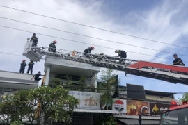 Lực lượng chức năng tổ chức giải cứu nạn nhân. (Ảnh: Nhật Bình/TTXVN)