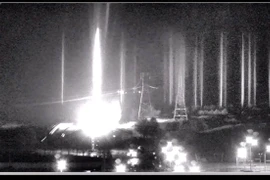 Nhà máy điện hạt nhân Zaporizhzhia ở thành phố Enerhodar, Ukraine, bốc cháy ngày 4/3/2022. (Ảnh: AFP/TTXVN)