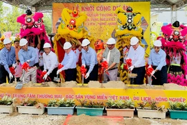 Lãnh đạo tỉnh An Giang và giám đốc Công ty TNHH Tứ Sơn Châu Đốc phát lệnh khởi công. (Ảnh: Thanh Sang/TTXVN)
