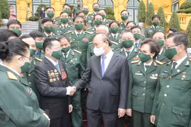 Chủ tịch nước Nguyễn Xuân Phúc với các đại biểu doanh nhân là cựu chiến binh. (Ảnh: Lâm Khánh/TTXVN) 