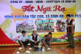 Người dân đồng bào Cor tái hiện lễ cúng trong Tết Ngã rạ. (Ảnh: Đinh Hương/TTXVN)