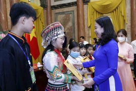 Phó Chủ tịch nước Võ Thị Ánh Xuân tặng quà cho các trẻ em khó khăn. (Ảnh: An Đăng/TTXVN)