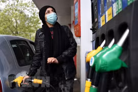 Bơm xăng cho phương tiện tại trạm xăng ở Paris, Pháp. (Ảnh: AFP/TTXVN) 