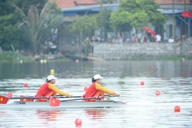Cặp vận động viên đội tuyển Việt Nam thi đấu nội dung thuyền đôi nữ hạng nặng 2 mái chèo (W2X). (Ảnh: Minh Đức/TTXVN)
