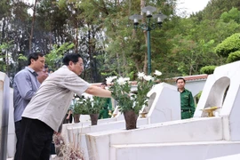 Thủ tướng dâng hương tưởng nhớ các anh hùng liệt sỹ tại Hà Tĩnh