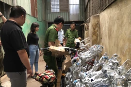 Lực lượng chức năng phát hiện ra nhiều xe đạp điện giả nhãn hiệu Honda và Asama. (Ảnh: Huyền Trang/TTXVN)