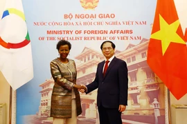 Bộ trưởng Bộ Ngoại giao Bùi Thanh Sơn đón Tổng thư ký Tổ chức Quốc tế Pháp ngữ Louise Mushikiwabo. (Ảnh: An Đăng/TTXVN)