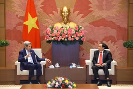 Phó Chủ tịch Thường trực Quốc hội Trần Thanh Mẫn tiếp Đặc phái viên Tổng thống Mỹ John Kerry. (Ảnh: Văn Điệp/TTXVN)