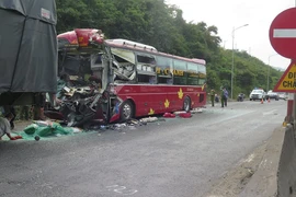 Hiện trường vụ tai nạn giao thông xảy ra tại Đèo Nại. (Ảnh: Xuân Triệu/TTXVN)