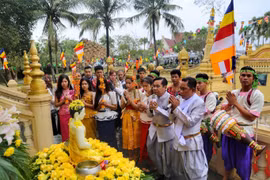 Nghi thức tắm tượng phật bằng nước ướp hương, gột rửa những điều không may mắn năm cũ để sang năm mới mọi sự được như ý. (Ảnh: Tuấn Đức/TTXVN) 
