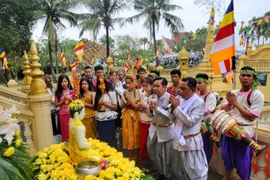 Nghi thức tắm tượng phật bằng nước ướp hương, gột rửa những điều không may mắn năm cũ để sang năm mới mọi sự được như ý. (Ảnh: Tuấn Đức/TTXVN) 