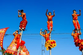 Đoàn Lân Sư Rồng Tú Anh Đường tập luyện. (Ảnh: Ánh Tuyết/TTXVN)