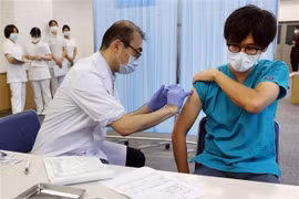 Tiêm vaccine ngừa COVID-19 cho người dân tại Tokyo, Nhật Bản. (Ảnh: AFP/TTXVN) 