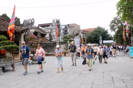 Du khách quốc tế tham quan đình cổ Hùng Lô ở làng Hùng Lô (xã Hùng Lô, thành phố Việt Trì, tỉnh Phú Thọ). (Ảnh: Trung Kiên/TTXVN)