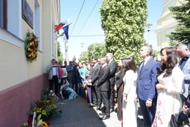 Các đại biểu tại nơi đặt biển đồng lưu niệm Chủ tịch Hồ Chí Minh.(Ảnh: Hồng Kỳ/Vietnam+)