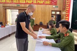 Công dân vừa được tái hoà nhập cộng đồng đều được trao căn cước công dân gắn chíp. (Ảnh: TTXVN phát)