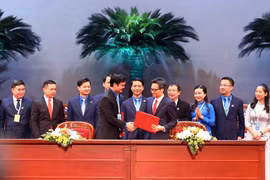 Phó Thủ tướng Vũ Đức Đam và Bí thư thứ nhất Trung ương Đoàn Bùi Quang Huy ký kết Nghị quyết liên tịch giữa Chính phủ và Ban Chấp hành Trung ương Đoàn giai đoạn 2022-2027. (Ảnh: Phạm Kiên/TTXVN) 