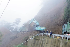 Sạt lở gây ách tác giao thông cục bộ và ảnh hưởng đến việc đi lại của người dân. (Ảnh: Quý Trung/TTXVN) 