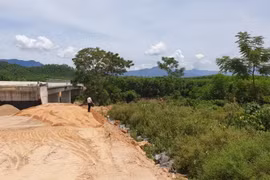 Lô đất có diện tích 1.644m2 của hộ bà Nguyễn Thị Tiến (xã Hòa Phú, huyện Hòa Vang) bị chính quyền huyện Hòa Vang “cấp nhầm” cho nhà hàng xóm, đến khi bị giải tỏa phục vụ dự án giao thông thì gia đình mới phát hiện ra. (Ảnh: Quốc Dũng/TTXVN)