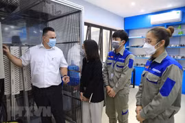 Chuyên gia ngành điện của Avestos Đức Ronny Bretfeld giám sát việc dạy và học của lớp điện công nghiệp-Trường Cao đẳng cơ điện Hà Nội. (Ảnh: Hoàng Hiếu/TTXVN) 