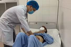 Bác sỹ thăm khám cho bệnh nhân sau can thiệp. (Ảnh: TTXVN phát)