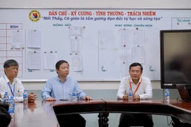 Thứ trưởng Bộ Giáo dục và Đào tạo Nguyễn Văn Phúc (phải) làm việc cùng lãnh đạo Sở Giáo dục Thành phố Hồ Chí Minh tại điểm thi trường trung học cơ sở Lê Quý Đôn (Quận 3). (Ảnh: Hồng Giang/TTXVN)