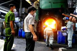 Cơ quan chức năng tiến hành tiêu hủy tang vật. (Ảnh: TTXVN phát)