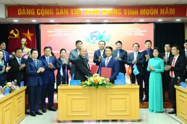 Chủ tịch Hội Liên hiệp Thanh niên Việt Nam Nguyễn Ngọc Lương và Chủ tịch Hội Liên hiệp Thanh niên Campuchia Hun Many ký thỏa thuận hợp tác giữa thanh niên hai nước giai đoạn 2022-2027. (Ảnh: Minh Đức/TTXVN)