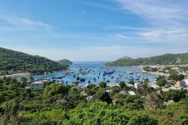 Vẻ đẹp của vịnh Vĩnh Hy nằm trong Khu Dự trữ Sinh quyển Núi Chúa (xã Vĩnh Hải). (Ảnh: Nguyễn Thành/TTXVN)