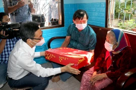 Phó Thủ tướng Chính phủ Vũ Đức Đam thăm hỏi, tặng quà Mẹ Việt Nam Anh hùng Lê Thị Đặng, phường Phú Tài, thành phố Phan Thiết. (Ảnh: Nguyễn Thanh/TTXVN)