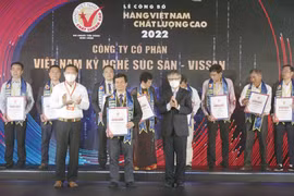 Đại diện các doanh nghiệp nhận chứng nhận Doanh nghiệp Hàng Việt Nam chất lượng cao năm 2022. (Ảnh: Mỹ Phương/TTXVN) 
