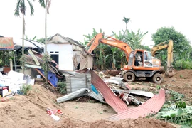 Lực lượng chức năng tiến hành cưỡng chế, thu hồi đất tại xã Cẩm Chế, huyện Thanh Hà (Hải Dương). (Ảnh: Mạnh Tú/TTXVN)