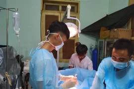 Quân y bệnh xá đảo Sinh Tồn phẫu thuật cấp cứu cho bệnh nhân. (Ảnh: TTXVN phát)