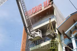 Hà Nam: Giải cứu 5 người mắc kẹt trong đám cháy cửa hàng tạp hóa