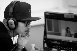 Việt Max 'khoác áo đạo diễn' ngồi trước máy quay. (Ảnh: Nhân vật cung cấp)