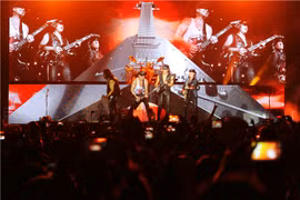 Scorpions "đốt cháy" hơn 10.000 khán giả trong đêm cuối Monsoon