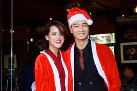 Slim V và bạn gái Huyền Trang tại buổi họp báo trình làng album hòa tấu chủ đề Giáng sinh. (Ảnh: Hồ Điệp)