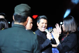 Thomas Anders nhiều lần đi xuống giao lưu với khán giả. (Ảnh: BTC)
