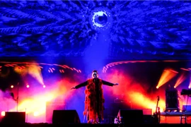 [Photo] Tùng Dương "bốc cháy" cùng "Rễ cây" trên sân khấu Monsoon