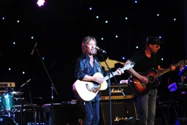 Chris Norman đã gây ngạc nhiên, bằng cách chơi nhạc Acoustic. Đây là phong cách chơi nhạc chỉ có trong các chương trình thời đỉnh cao của Smokie. (Ảnh: IB)