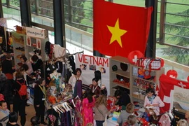 Một trong những gian hàng Việt Nam do Phu nhân Đại sứ trực tiếp phụ trách. (Ảnh: Tố Uyên/Vietnam+)