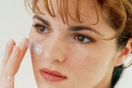 Bảy bước trang điểm giúp bạn gái che đi tàn nhang