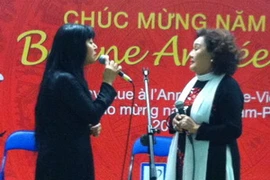 Nghệ sĩ Nhân dân Ngọc Giàu đến từ Việt Nam và nghệ sĩ Hương Thanh tại buổi giao lưu. (Ảnh: Lê Hà-Nguyễn Tuyên/Vietnam+)