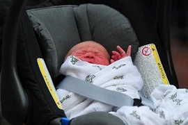 Cậu bé Hoàng gia xuất hiện trước công chúng. (Ảnh: AFP/TTXVN)