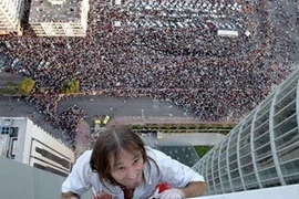 "Người nhện" Alain Robert trong một lần chinh phục các tòa nhà cao tầng. (Nguồn: Internet)
